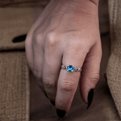 Solitário Frigg em Prata 925 com Zircônia azul claro – Joia Artesanal Maktub Pratas