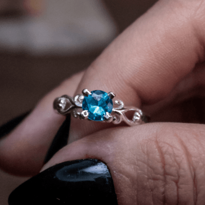 Solitário Frigg em Prata 925 com Zircônia azul claro – Joia Artesanal Maktub Pratas