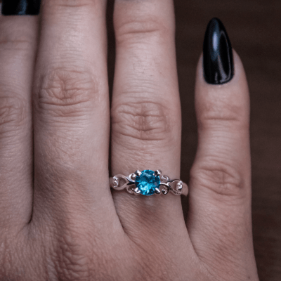 Solitário Frigg em Prata 925 com Zircônia azul claro – Joia Artesanal Maktub Pratas