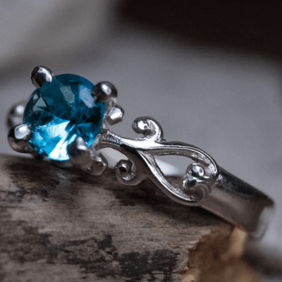 Solitário Frigg em Prata 925 com Zircônia azul claro – Joia Artesanal Maktub Pratas