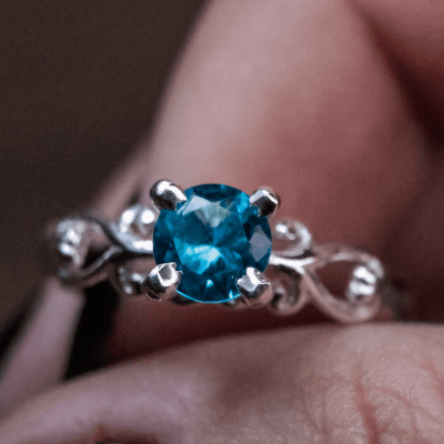 Solitário Frigg em Prata 925 com Zircônia azul claro – Joia Artesanal Maktub Pratas