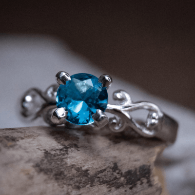 Solitário Frigg em Prata 925 com Zircônia azul claro – Joia Artesanal Maktub Pratas