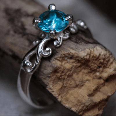 Solitário Frigg em Prata 925 com Zircônia azul claro – Joia Artesanal Maktub Pratas