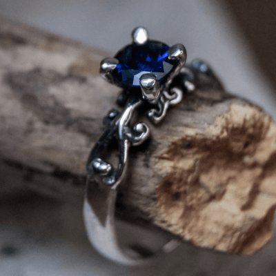 Solitário Frigg em Prata 925 com Zircônia azul marinho – Joia Artesanal Maktub Pratas