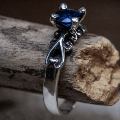 Solitário Frigg em Prata 925 com Zircônia azul marinho – Joia Artesanal Maktub Pratas