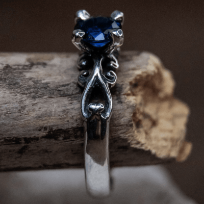 Solitário Frigg em Prata 925 com Zircônia azul marinho – Joia Artesanal Maktub Pratas