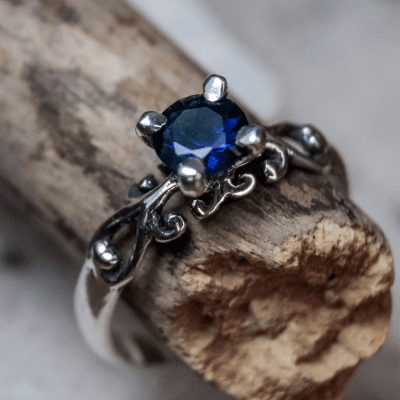 Solitário Frigg em Prata 925 com Zircônia azul marinho – Joia Artesanal Maktub Pratas