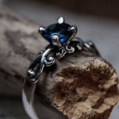 Solitário Frigg em Prata 925 com Zircônia azul marinho – Joia Artesanal Maktub Pratas