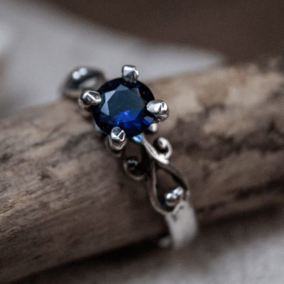 Solitário Frigg em Prata 925 com Zircônia azul marinho – Joia Artesanal Maktub Pratas
