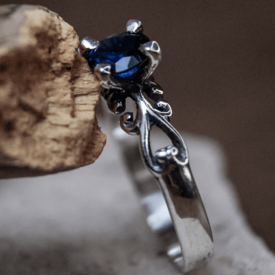 Solitário Frigg em Prata 925 com Zircônia azul marinho – Joia Artesanal Maktub Pratas