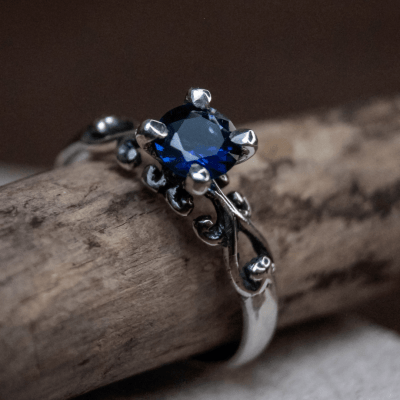 Solitário Frigg em Prata 925 com Zircônia azul marinho – Joia Artesanal Maktub Pratas