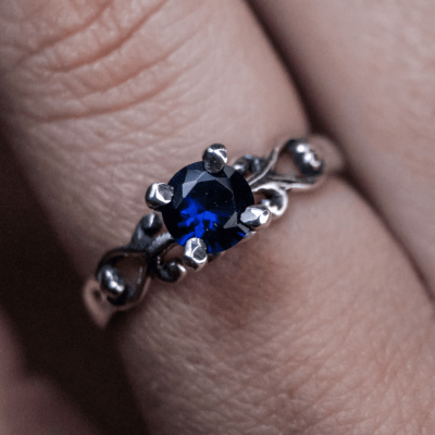 Solitário Frigg em Prata 925 com Zircônia azul marinho – Joia Artesanal Maktub Pratas