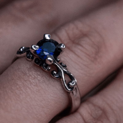 Solitário Frigg em Prata 925 com Zircônia azul marinho – Joia Artesanal Maktub Pratas