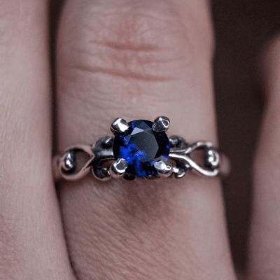 Solitário Frigg em Prata 925 com Zircônia azul marinho – Joia Artesanal Maktub Pratas