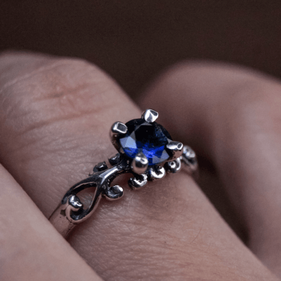 Solitário Frigg em Prata 925 com Zircônia azul marinho – Joia Artesanal Maktub Pratas