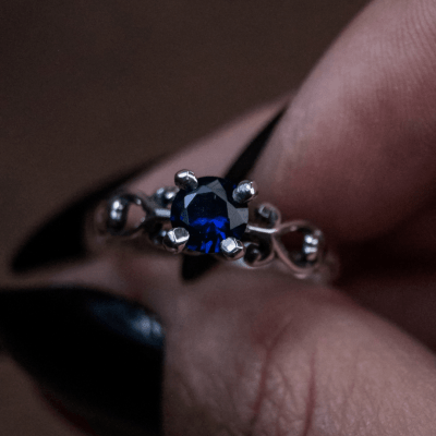 Solitário Frigg em Prata 925 com Zircônia azul marinho – Joia Artesanal Maktub Pratas