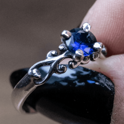 Solitário Frigg em Prata 925 com Zircônia azul marinho – Joia Artesanal Maktub Pratas
