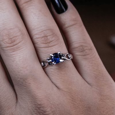 Solitário Frigg em Prata 925 com Zircônia azul marinho – Joia Artesanal Maktub Pratas