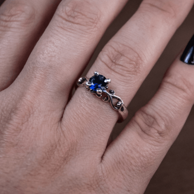 Solitário Frigg em Prata 925 com Zircônia azul marinho – Joia Artesanal Maktub Pratas