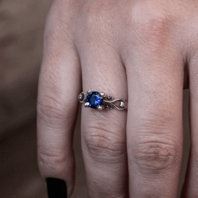 Solitário Frigg em Prata 925 com Zircônia azul marinho – Joia Artesanal Maktub Pratas