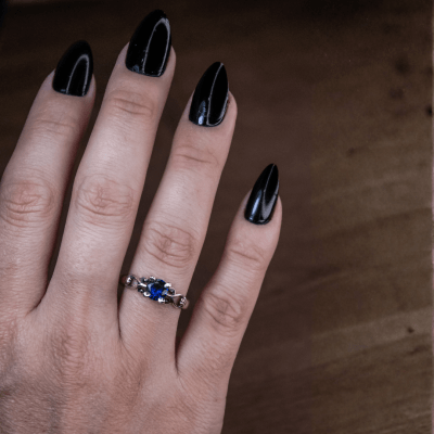 Solitário Frigg em Prata 925 com Zircônia azul marinho – Joia Artesanal Maktub Pratas