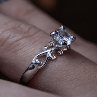 Solitário Frigg em Prata 925 com Zircônia Transparente – Joia Artesanal Maktub Pratas