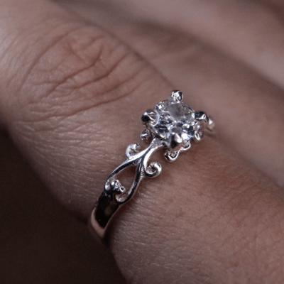 Solitário Frigg em Prata 925 com Zircônia Transparente – Joia Artesanal Maktub Pratas