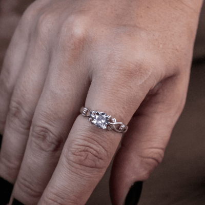 Solitário Frigg em Prata 925 com Zircônia Transparente – Joia Artesanal Maktub Pratas