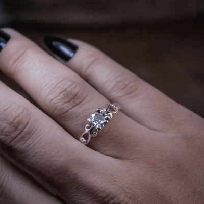 Solitário Frigg em Prata 925 com Zircônia Transparente – Joia Artesanal Maktub Pratas