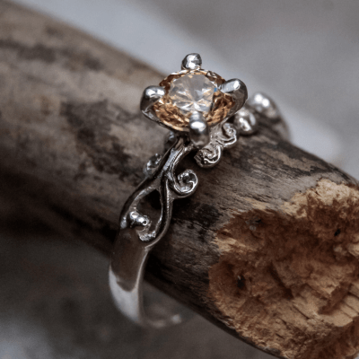 Solitário Frigg em Prata 925 com Zircônia champagne – Joia Artesanal Maktub Pratas