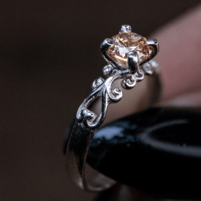 Solitário Frigg em Prata 925 com Zircônia champagne – Joia Artesanal Maktub Pratas