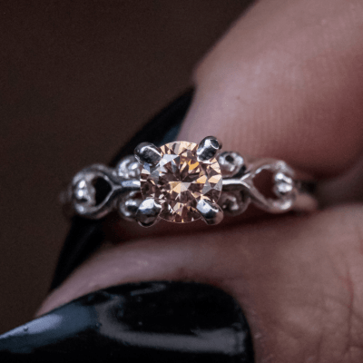 Solitário Frigg em Prata 925 com Zircônia champagne – Joia Artesanal Maktub Pratas