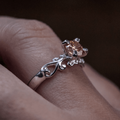 Solitário Frigg em Prata 925 com Zircônia champagne – Joia Artesanal Maktub Pratas