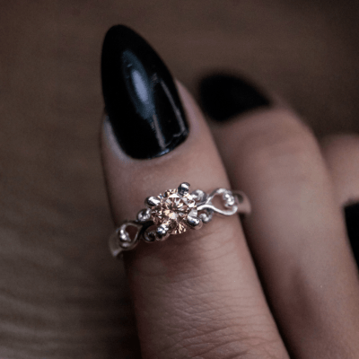 FRIGG - ANEL SOLITÁRIO EM PRATA 925 COM ZIRCÔNIA CHAMPAGNE