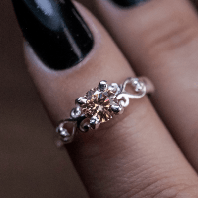 Solitário Frigg em Prata 925 com Zircônia champagne – Joia Artesanal Maktub Pratas