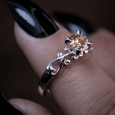 Solitário Frigg em Prata 925 com Zircônia champagne – Joia Artesanal Maktub Pratas