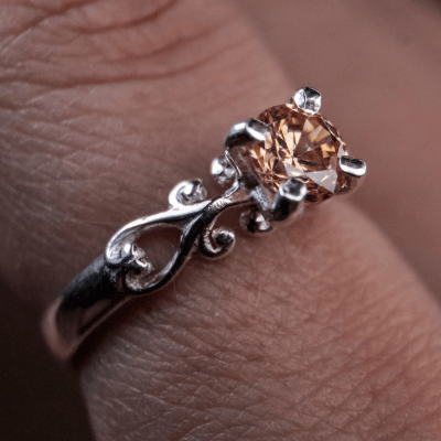 Solitário Frigg em Prata 925 com Zircônia champagne – Joia Artesanal Maktub Pratas