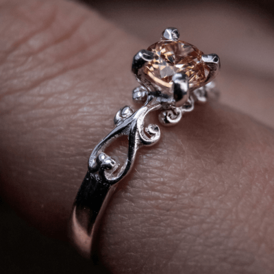 Solitário Frigg em Prata 925 com Zircônia champagne – Joia Artesanal Maktub Pratas