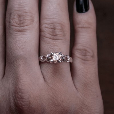 Solitário Frigg em Prata 925 com Zircônia champagne – Joia Artesanal Maktub Pratas