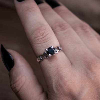 Solitário Frigg em Prata 925 com Zircônia preta – Joia Artesanal Maktub Pratas