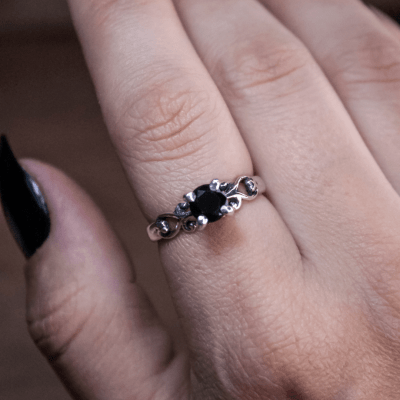 Solitário Frigg em Prata 925 com Zircônia preta – Joia Artesanal Maktub Pratas