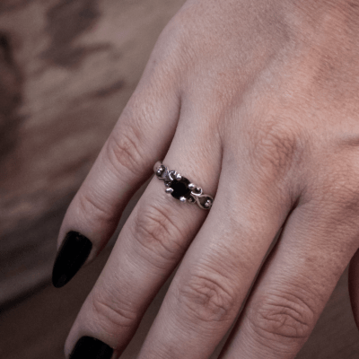 Solitário Frigg em Prata 925 com Zircônia preta – Joia Artesanal Maktub Pratas