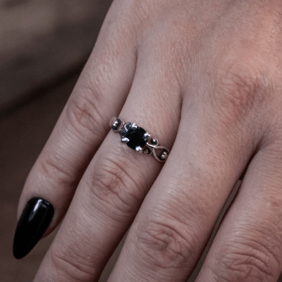 Solitário Frigg em Prata 925 com Zircônia preta – Joia Artesanal Maktub Pratas