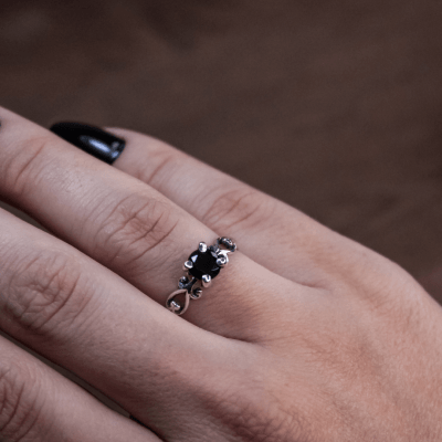 Solitário Frigg em Prata 925 com Zircônia preta – Joia Artesanal Maktub Pratas