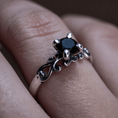 Solitário Frigg em Prata 925 com Zircônia preta – Joia Artesanal Maktub Pratas