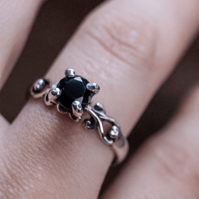 Solitário Frigg em Prata 925 com Zircônia preta – Joia Artesanal Maktub Pratas