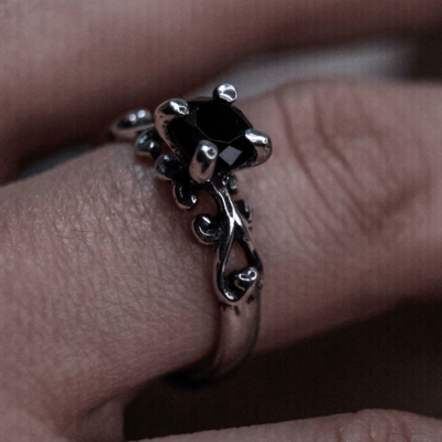 Solitário Frigg em Prata 925 com Zircônia preta – Joia Artesanal Maktub Pratas