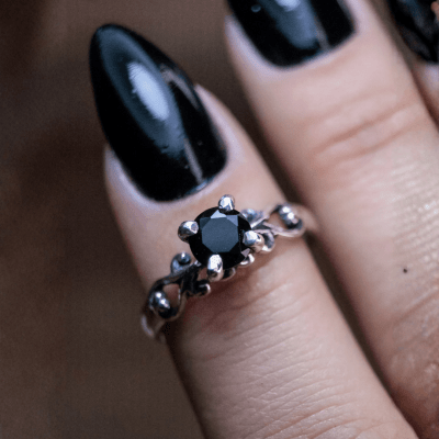 FRIGG - ANEL SOLITÁRIO EM PRATA 925 COM ZIRCÔNIA PRETA