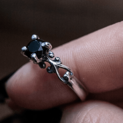 Solitário Frigg em Prata 925 com Zircônia preta – Joia Artesanal Maktub Pratas