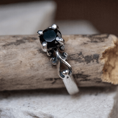 Solitário Frigg em Prata 925 com Zircônia preta – Joia Artesanal Maktub Pratas